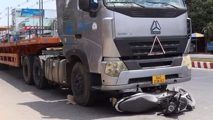 Thoát chết khi xe máy bị cuốn vào gầm xe đầu kéo
