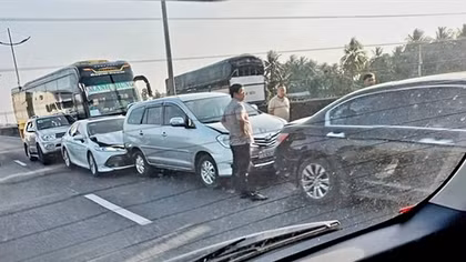 6 xe ô tô va chạm liên hoàn, cao tốc TP Hồ Chí Minh - Trung Lương ùn ứ kéo dài