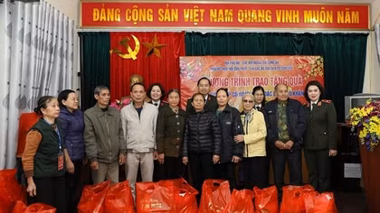Trao quà Tết cho gia đình cựu thanh niên xung phong có hoàn cảnh khó khăn