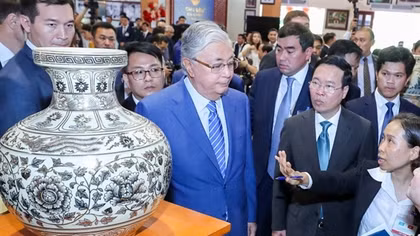 Chủ tịch nước cùng Tổng thống Kazakhstan thăm và trải nghiệm nghề làm Gốm Chu Đậu