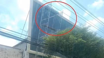 Ngã vào dây điện trung thế lúc thi công, 2 người nhập viện