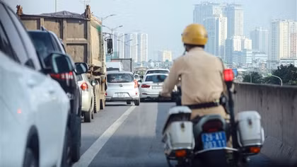Chạy xe vào làn khẩn cấp, cả loạt tài xế nhận phiếu phạt