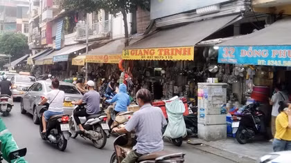 Vai phố em trĩu lời đưa đón