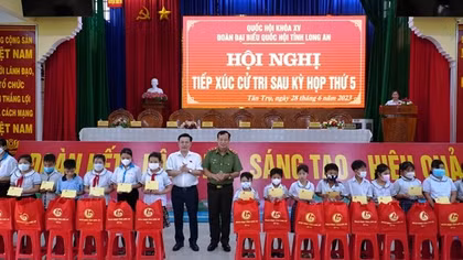 Đồng chí Lê Tấn Tới tiếp xúc cử tri tại tỉnh Long An