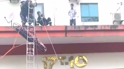 Cứu nạn thành công một phụ nữ trượt ngã từ tầng cao toà nhà chung cư