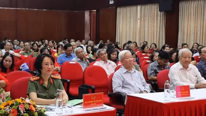 Tự hào khi được khoác trên mình hai màu áo