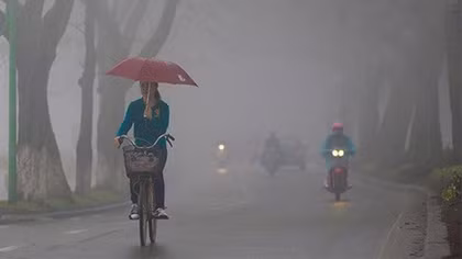 Hà Nội sương mù, trời rét mướt; miền Trung lại mưa to