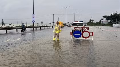 Lực lượng Công an trắng đêm dầm mưa, làm “cọc tiêu sống” trên QL1A