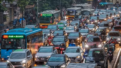 Người Hà Nội chật vật đi làm trong cảnh mưa rét