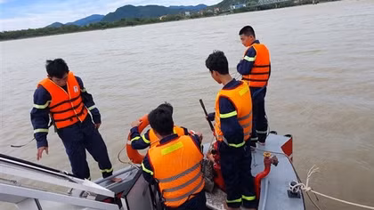 Những người lính cứu nạn, cứu hộ trên sông