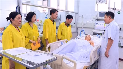 Thăm cán bộ Công an thị xã Nghi Sơn bị thương khi làm nhiệm vụ