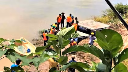 Lật thuyền chở nông sản, 2 người mất tích