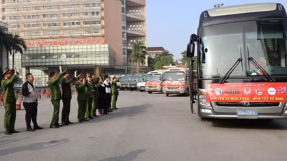 Chuyến xe đưa 300 học viên Học viện CSND về quê đón Tết