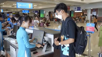 Người dân hào hứng sử dụng tài khoản VNEID làm thủ tục đi máy bay