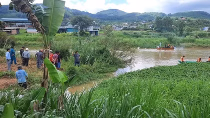 Qua sông Đa Nhim chơi, bé trai 7 tuổi bị nước cuốn trôi