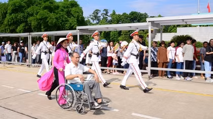 Những đóa sen hồng bên Lăng Bác