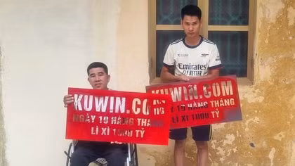 Hai thợ sơn đi các ngõ hẻm, phun quảng cáo “lì xì 1.000 tỷ” lên tường nhà dân