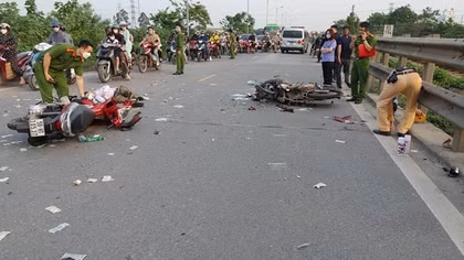 Hai xe máy va chạm trên QL1A, hai người tử vong
