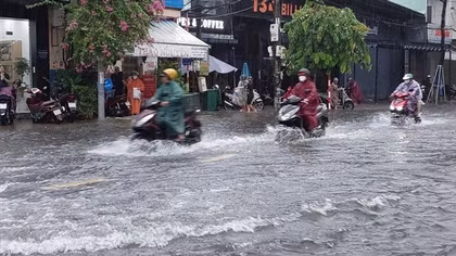 Nhiều tuyến đường ở Đà Nẵng và Thừa Thiên Huế ngập sâu sau trận mưa lớn