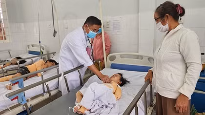 Cảnh sát dập lửa, cứu 4 em nhỏ mắc kẹt trong đám cháy