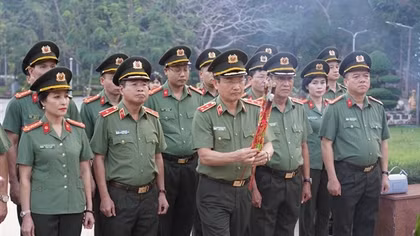 Cụm thi đua số 7, Bộ Công an dâng hương tưởng nhớ các Anh hùng Liệt sĩ tại Côn Đảo