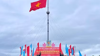 Xúc động lễ Thượng cờ Thống nhất non sông tại Đôi bờ Hiền Lương - Bến Hải
