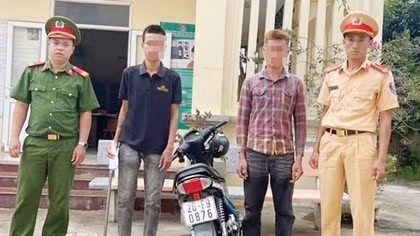Xử lý 2 trai bản cầm dao phóng lợn lạng lách trên đường