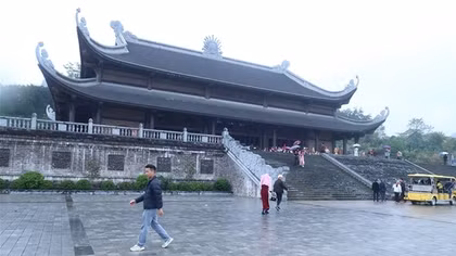 Bàn chuyện “mua vé vào chùa”