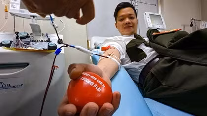 Thượng úy Công an hiến máu cứu cháu bé 1 tuổi trong ngày Tết