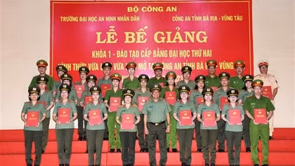 Bế giảng lớp đào tạo đại học vừa làm vừa học mở tại Công an tỉnh Bà Rịa-Vũng Tàu
