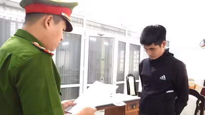 Nhân viên ngân hàng lừa đồng nghiệp tiền tỷ để trả nợ, chơi game