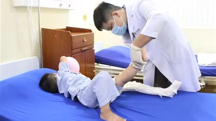 Bé trai 3 tuổi bị quạt tạo oxy nuôi tôm cuốn gãy xương đùi