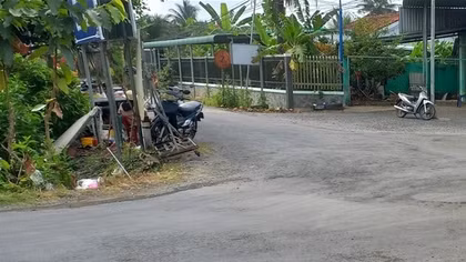 Đi cà phê với bạn trai mới, cô gái bị bạn trai cũ ra tay bằng búa