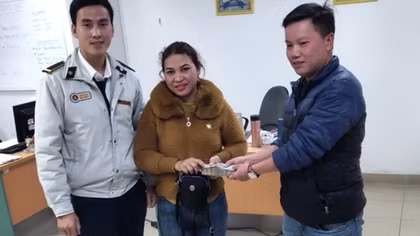 Người phụ nữ vui mừng nhận lại 43 triệu đồng đánh rơi