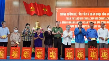 Trao 200 phần quà tặng bà con có hoàn cảnh khó khăn ở Long An