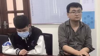 Lái ô tô lên biên giới đón “khách lạ”, nhận nóng 5 triệu