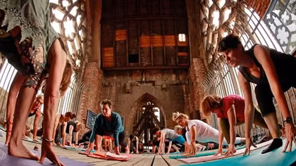 Bậc thầy yoga trở thành lãnh đạo giáo phái tai tiếng