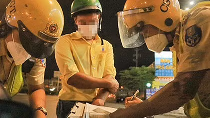 Lập nhóm mạng xã hội để “báo chốt” vi phạm giao thông: Cần mạnh tay xử lý