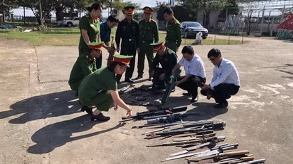 Tiêu hủy hàng trăm vũ khí, vật liệu nổ và công cụ hỗ trợ