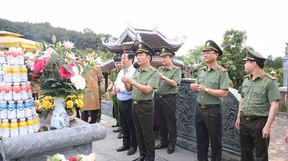 Thứ trưởng Trần Quốc Tỏ dâng hương tại Khu di tích Kim Liên