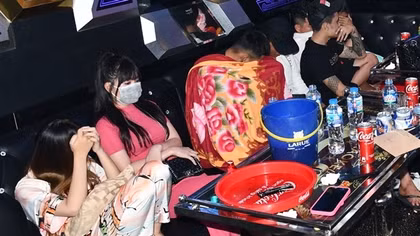 17 nam nữ thanh niên vào karaoke để "phê" ma túy