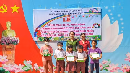 Phụ nữ Công an vùng cao làm theo lời Bác