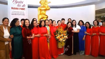Nhà giáo, nhà văn Nguyễn Thị Mỹ Dung trao tặng kỷ vật cho Bảo tàng Phụ nữ Việt Nam