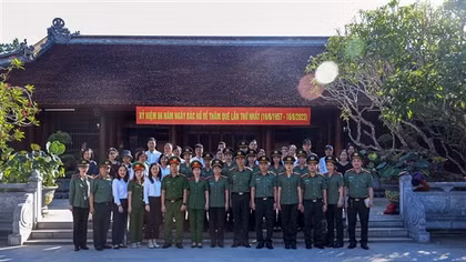 Khối thi đua số 4 Công đoàn CAND về nguồn tại những "địa chỉ đỏ" ở Nghệ An