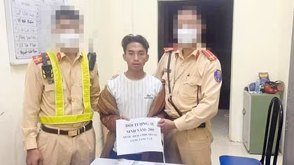 Đối tượng người nước ngoài giấu 4 bánh heroin trong cốp xe máy