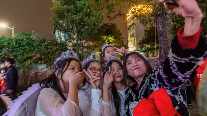 Thời tiết lạnh sâu, người dân Hà Nội vẫn đổ ra đường đón Giáng Sinh