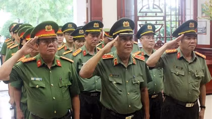 Đoàn công tác Cục Tổ chức cán bộ dâng hương tại Khu di tích Ban An ninh Khu IX
