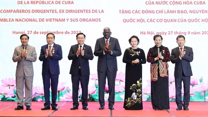 Trao Huân chương của Nhà nước Cuba tặng Chủ tịch Quốc hội Vương Đình Huệ