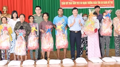 Công an Trà Vinh tặng quà cho người nghèo và Công an viên có hoàn cảnh khó khăn