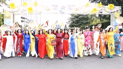 Hơn 6.000 phụ nữ diễu hành áo dài trên đường phố Nha Trang